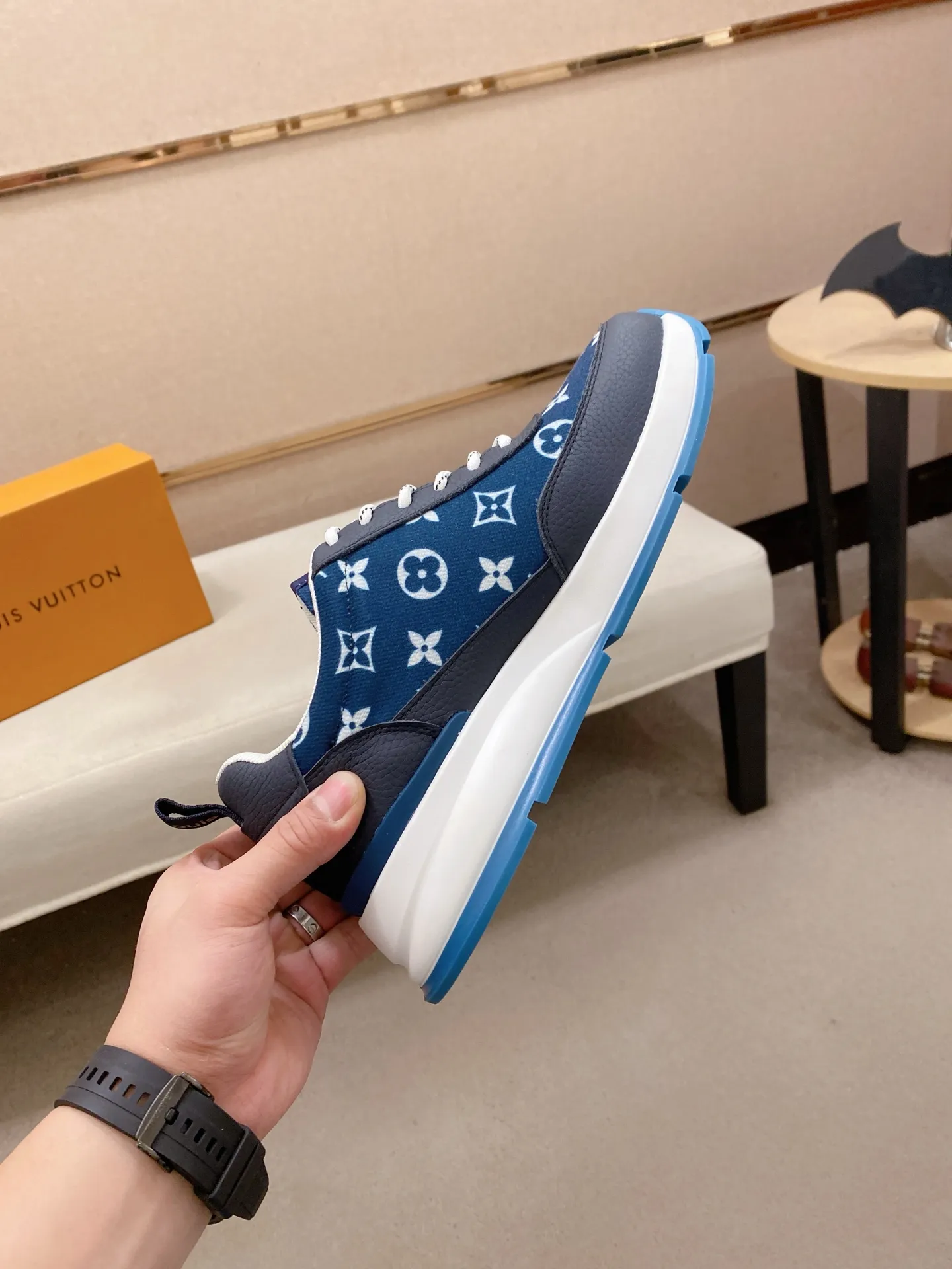 Factory price: 442💰🎉🎉LV~Louis Vuitton trendy men's shoes, new shipments, latest matching, same style as the official website, super high quality, best-selling season [strong][strong][strong] Selected first-layer cowhide, comfortable and breathable mesh lining, original last, comfortable on the feet, wear-resistant rubber outsole, size: 38-44.